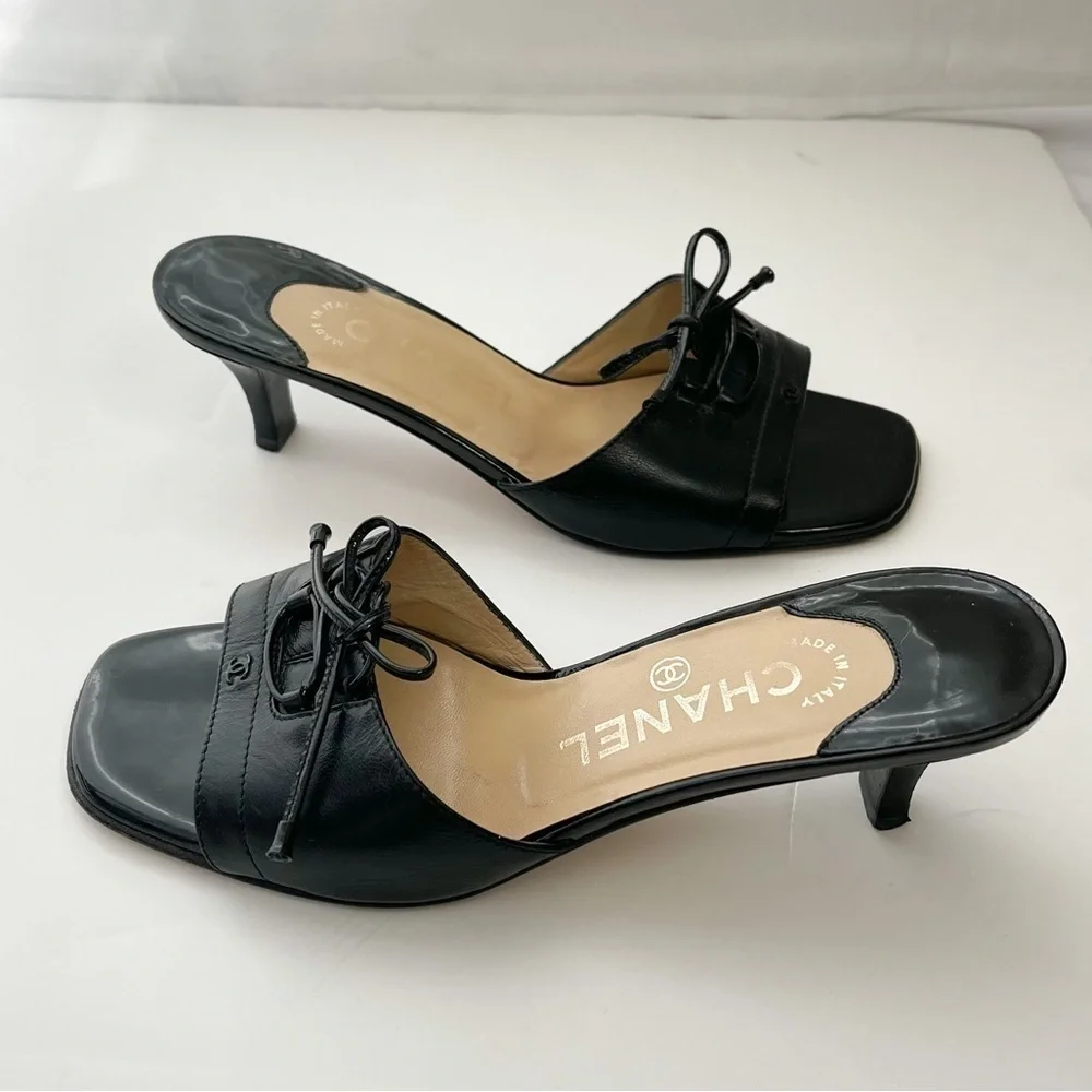 Chanel Black Leather Open Toe Sandals size 35
